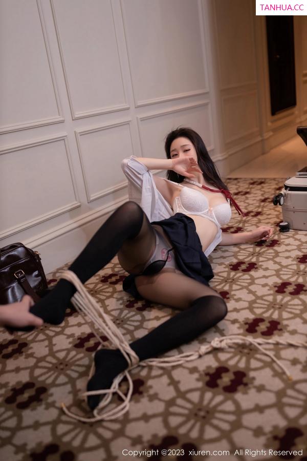 逗逗DouDou  [XiuRen]高清写真图 2023.11.16 No.7674 小逗逗 短裙黑丝第28张图片